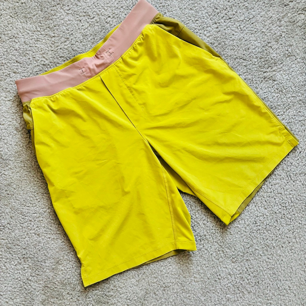 Lululemon T.H.E. Short 9" *Linerless
Golden Lime / Mossy / Grey Sage